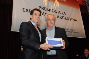 Claudio A Schejtman, presidente de Molino Panamericano, recibe el Premio Especial.